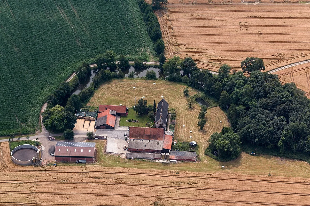 Großer europäischer Landwirtschaftsbetrieb mit Feldern