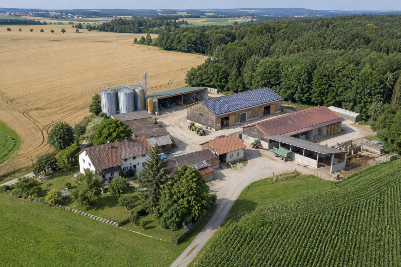 Großer europäischer Landwirtschaftsbetrieb mit Feldern
